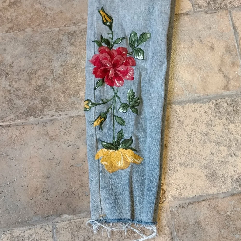 Embroidered floral raw hem ankle jeans size 23